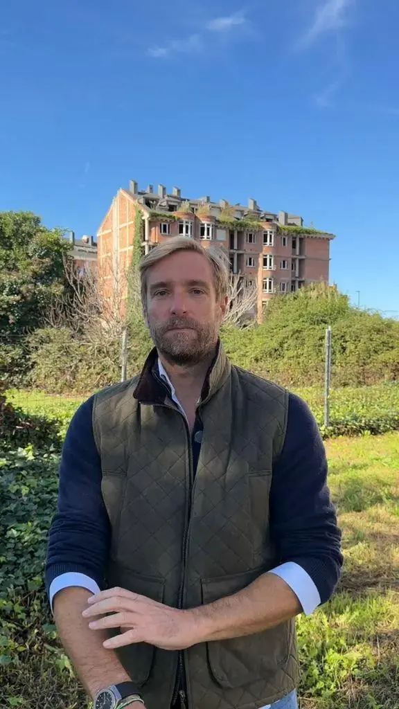 Felipe Piña junto al edificio