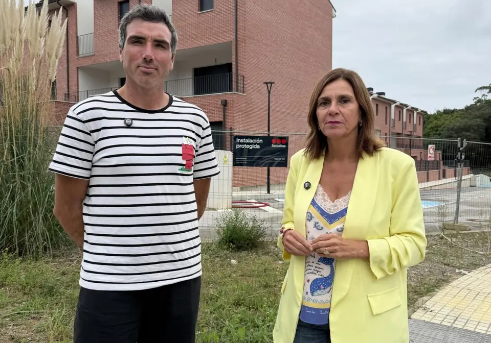 David Colina junto a Paula Fernández Viaña en una visita reciente al entorno de las viviendas vacías de La Arena