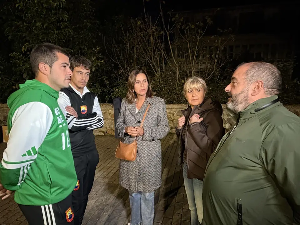 La candidata del PRC a la Presidencia de Cantabria, Paula Fernández Viaña, con representantes del Ampuero y los concejales regionalistas Ivonne Parra y Jesús Manuel Díez.